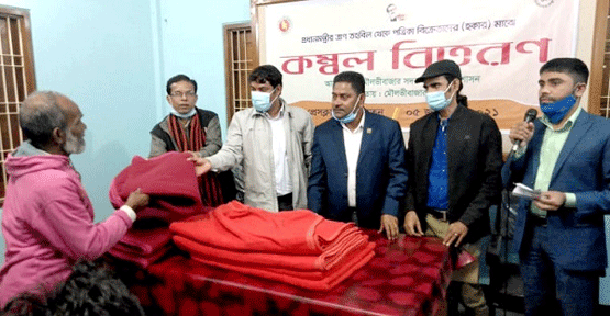 মৌলভীবাজারে হকারদের মধ্যে কম্বল বিতরণ