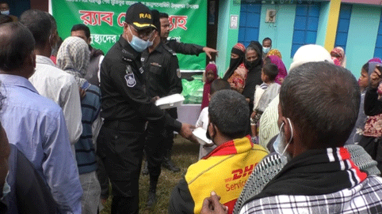 মৌলভীবাজারে দুস্থদের খাবার দিল র‍্যাব