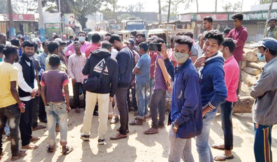 জুড়ীতে রাস্তার কাজের ধীরগতির প্রতিবাদে গাছ ফেলে সড়ক অবরোধ