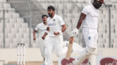 প্রথম দিন সমানে সমান