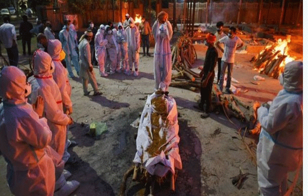 দিল্লিতে পার্কে, খোলা মাঠে, পার্কিং লটে অস্থায়ী শ্মশান
