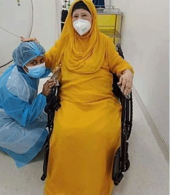 খালেদা জিয়ার স্নেহের পরশ পেলেন স্বাস্থ্যকর্মী, ফেসবুকে ভাইরাল