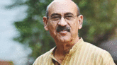 হাসপাতালে আবুল হায়াত, প্লাজমা খুঁজছে পরিবার