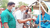 কমলগঞ্জে পথচারীদের মাঝে মাস্ক ও সাবান বিতরণ