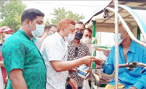 কমলগঞ্জে পথচারীদের মাঝে মাস্ক ও সাবান বিতরণ