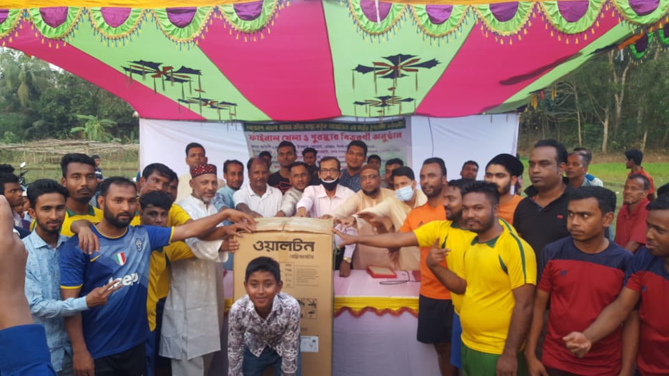 খেলাধুলা নিজেদের শ্রেষ্ঠত্ব প্রদর্শনের পাশাপাশি প্রীতি -সম্প্রীতির বন্ধন তৈরি করে। বদরুল ইসলাম শোয়েব