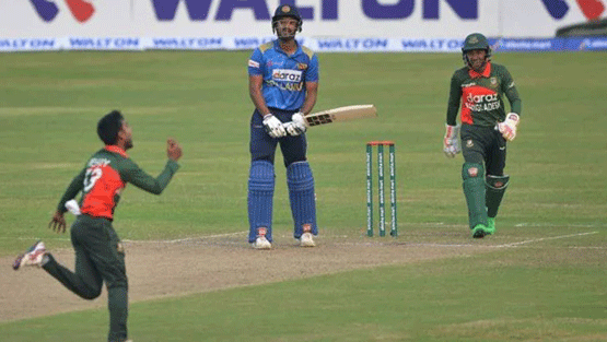 মিরাজের বলে বোল্ড শ্রীলংকার অধিনায়ক