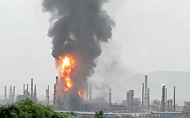 ভারতের তেল শোধনাগারে ভয়াবহ আগুন