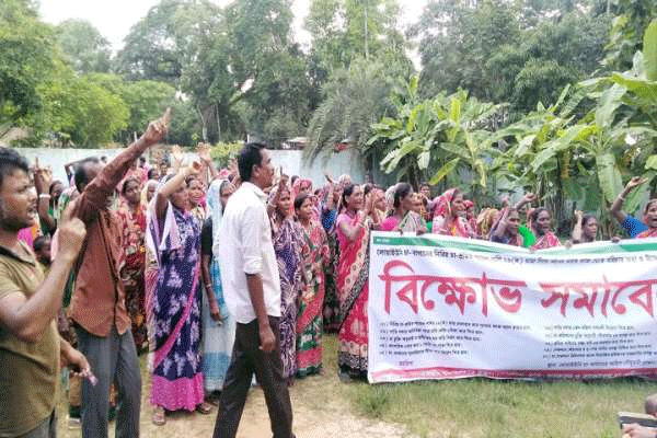 কুলাউড়ায় চা শ্রমিকের চাকুরিচ্যুতির ঘটনায় বিক্ষোভ, বাগান বন্ধ ঘোষণা