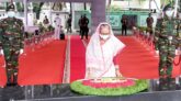 আ’লীগের প্রতিষ্ঠাবার্ষিকীতে বঙ্গবন্ধুর প্রতিকৃতিতে প্রধানমন্ত্রীর শ্রদ্ধা