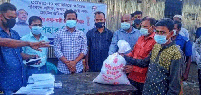 দোয়ারাবাজারে করোনা মহামারিতে প্রধানমন্ত্রীর উপহার বিতরণ