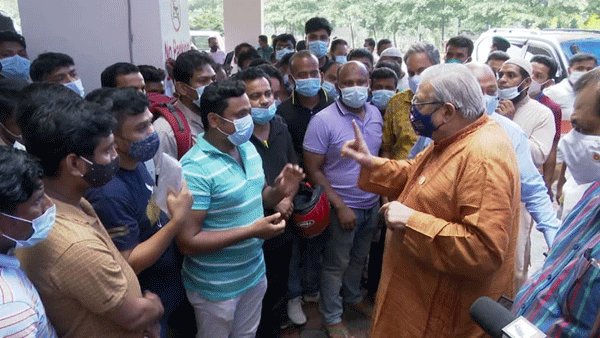 টিকা নিতে প্রবাসীদের ভোগান্তি-বিক্ষোভ, যা বললেন মন্ত্রী