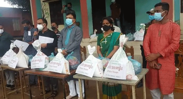 রাজনগরে প্রধানমন্ত্রীর উপহারের খাদ্যসামগ্রী বিতরণ