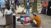 জায়গা না পেয়ে হাসপাতালের গাছতলায় করোনা রোগী (ভিডিও)