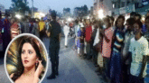 পরীমনিকে দেখতে উৎসুক জনতার ভিড়