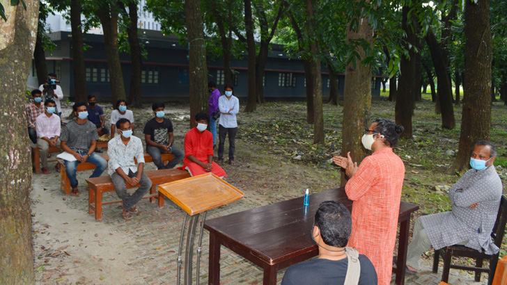 গাছতলায় ক্লাস নিলেন রাবির তিন শিক্ষক
