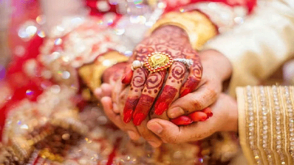 একজনকেই বিয়ে করতে চান দুই তরুণী, টস করে নির্ধারণ হলো কনে