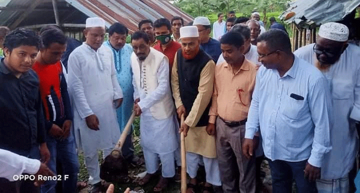 সাদ্দাম বাজার পিস সেট ঘরের ভিত্তিপ্রস্তর স্থাপন করেন চুনারুঘাট উপজেলা চেয়ারম্যান