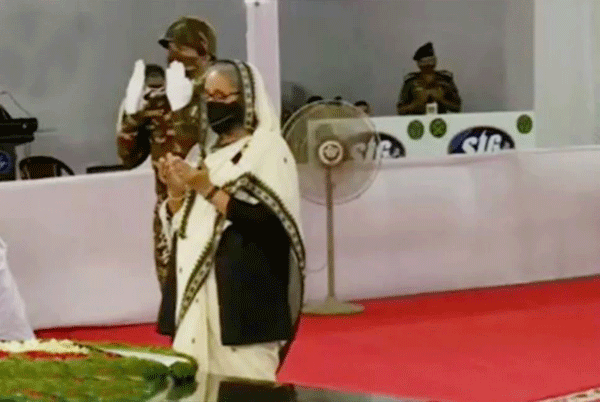 বঙ্গবন্ধুর প্রতিকৃতিতে প্রধানমন্ত্রীর শ্রদ্ধা নিবেদন