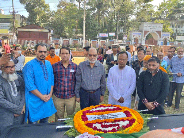 কমরেড ধীরেণ সিংহের মরদেহে মহানগর আওয়ামী লীগের শ্রদ্ধা নিবেদন