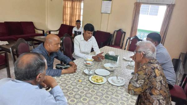 সংসদ সদস্য হাফিজ আহমেদ মজুমদার এর সাথে সওজ নির্বাহী প্রকৌশলীর মতবিনিময়