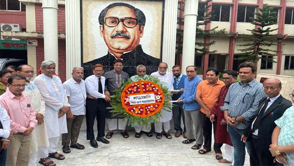 পূর্ণ সভাপতির দায়িত্ব প্রাপ্তিতে জাতির পিতার প্রতিকৃতিতে শফিকের শ্রদ্ধা নিবেদন