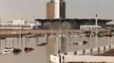 সৌদি আরবে ভারী বৃষ্টিতে তলিয়ে গেছে রাস্তাঘাট