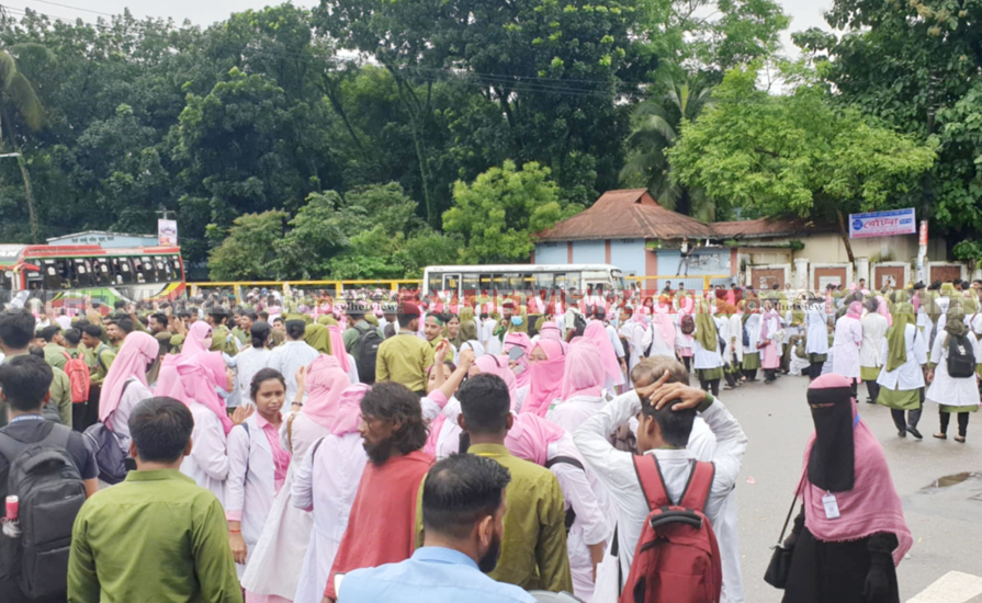 সড়ক অবরোধ প্রত্যাহার, নার্সদের দাবি পূরণের আশ্বাস ডিসি’র