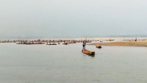 যাদুকাটা নদীর পাড় কেটে বালু ও পাথর উত্তোলন,যৌথ বাহিনীর অভিযানে ২৫ জনকে আটক
