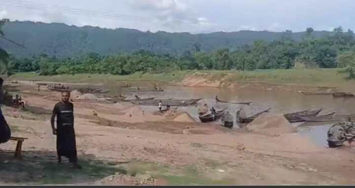 জৈন্তাপুরে সারী-নদী তে চলছে প্রশাসনের নামে চাঁদা আদায়