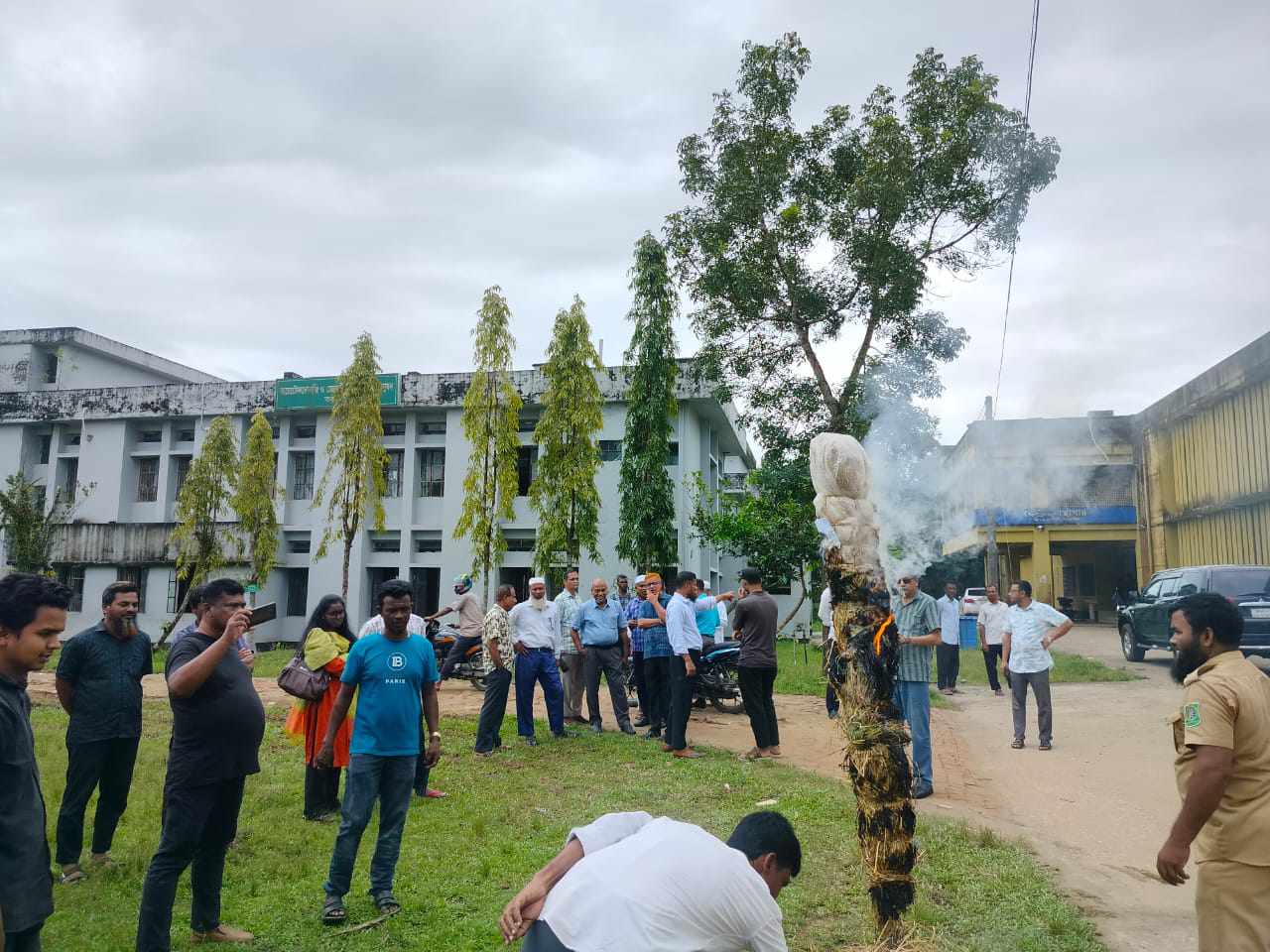 সিকৃবিতে হকৃবির ভিসি সায়েমের কুশপুত্তলিকা দাহ :ক্যাম্পাসে অবাঞ্ছিত ঘোষণা