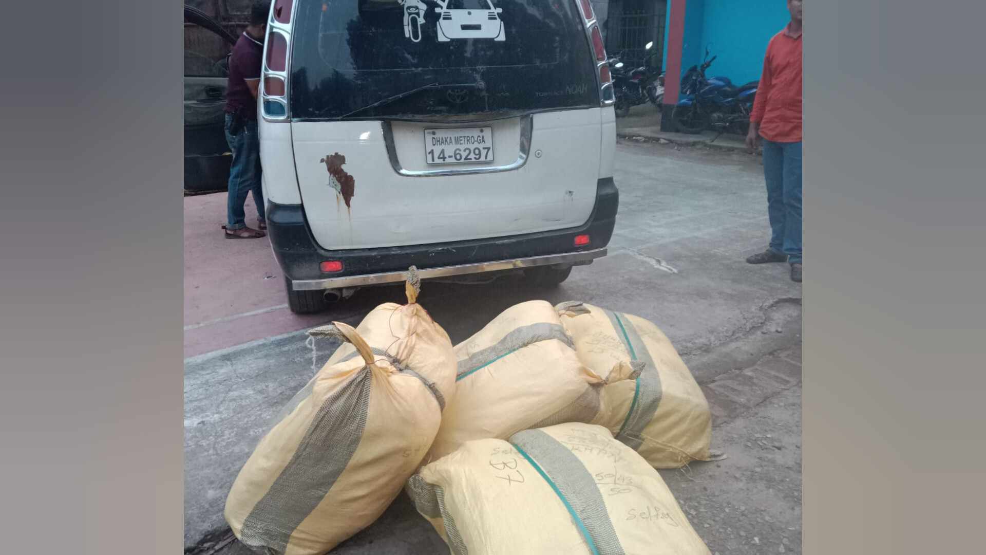 ভারতীয় শাড়ী সহ নোহা গাড়ী আটক