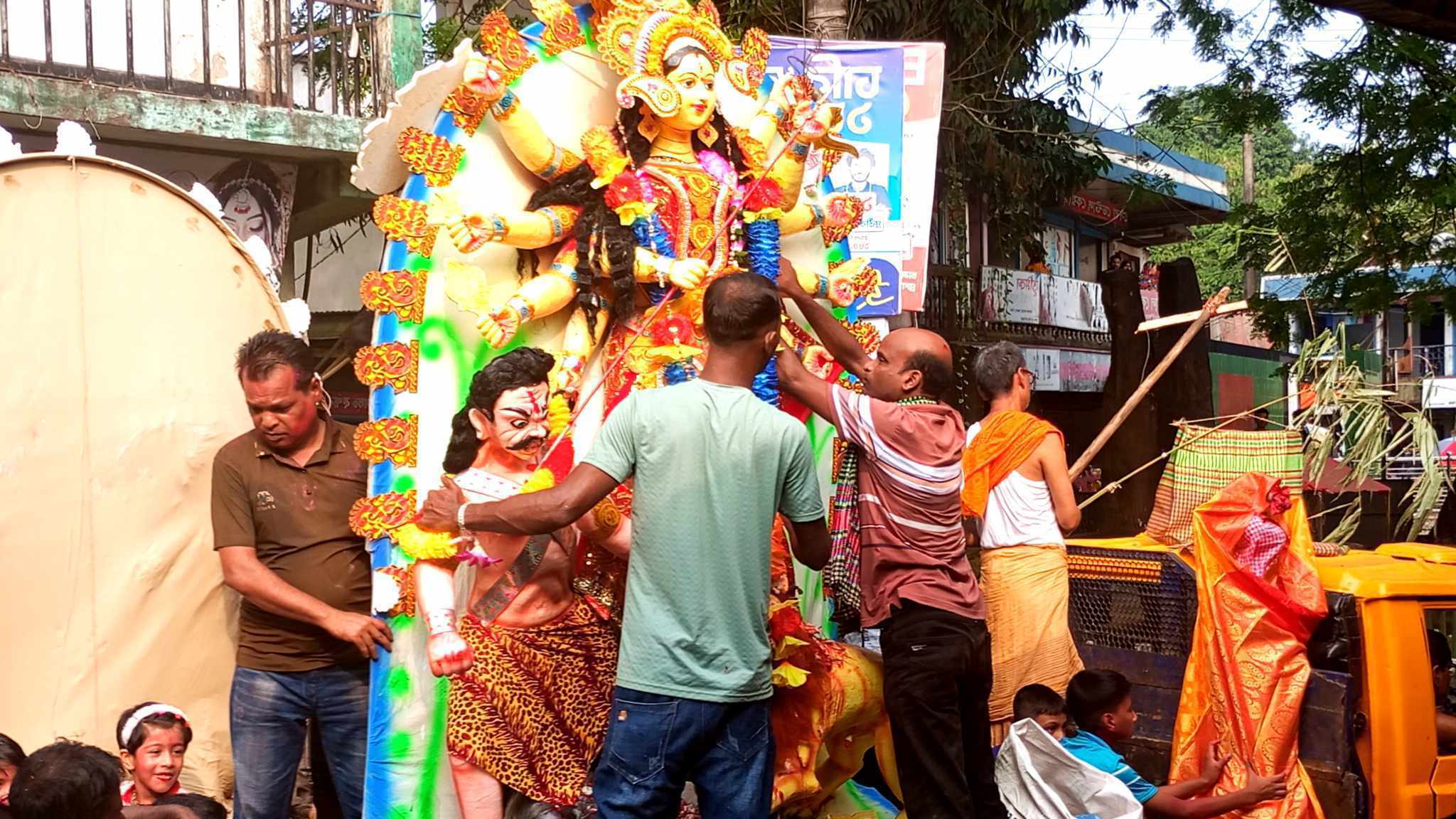 বিজিবির,আইনশৃঙ্খলা বাহিনীর কড়া নিরাপত্তায় দুর্গাপূজার প্রতিমা বিসর্জন