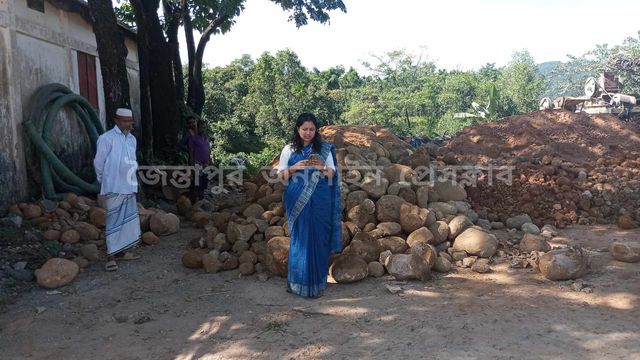 জৈন্তাপুর উপজেলা প্রসাশনের অভিযানে বালু পাথর জব্দ
