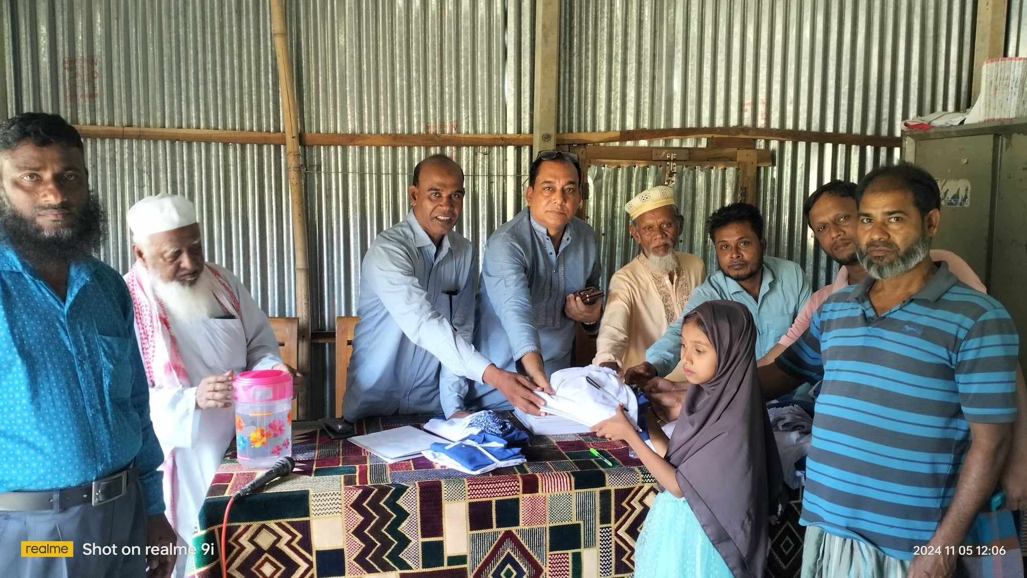 প্রবাসীর সহযোগিতায় এতিম এবং দরিদ্র পরিবারের শিক্ষার্থীদের মাঝে মাদ্রাসার পোশাক বিতরণ। দোয়া মাহফিল অনুষ্ঠিত 