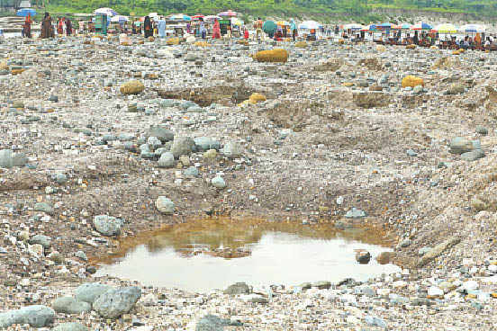 পাথর তোলায় রাজনৈতিক দলের ‘ঐকমত্য’, পরে লু ট