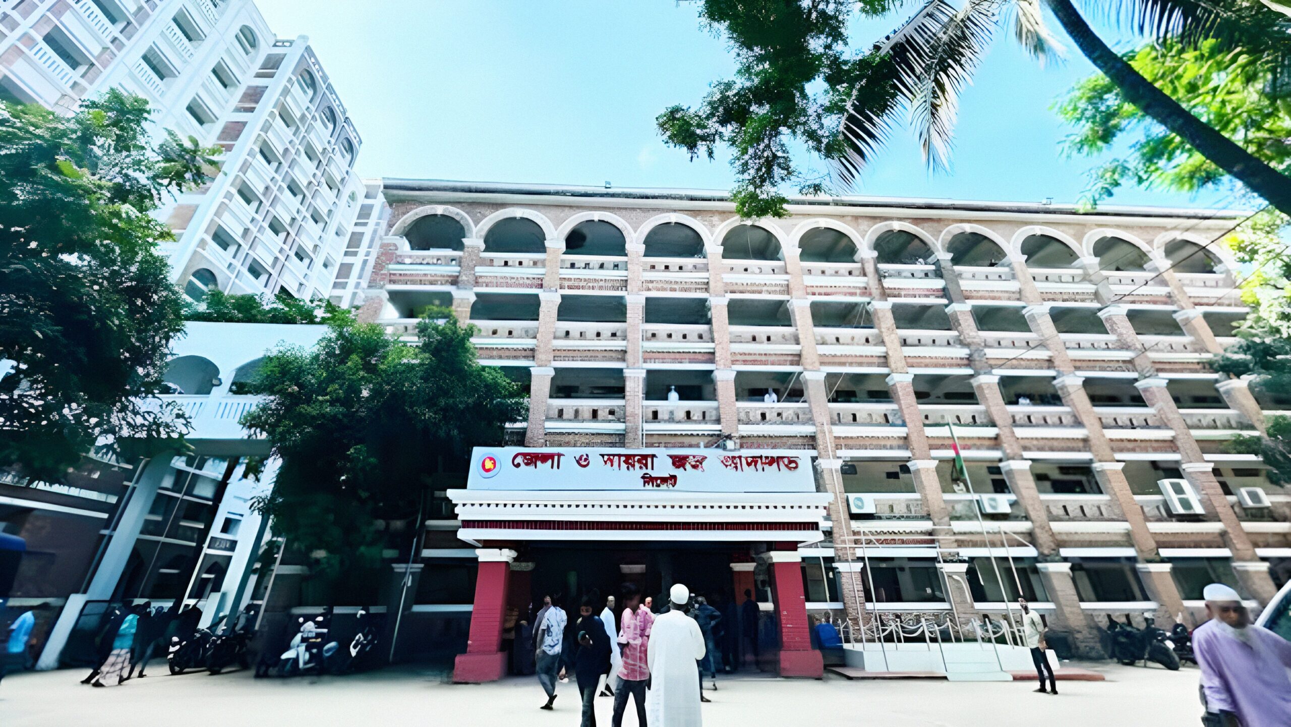 সিলেট আদালতে অস্ত্র নিয়ে স্বামীর উপর স্ত্রীর আক্রমণ!
