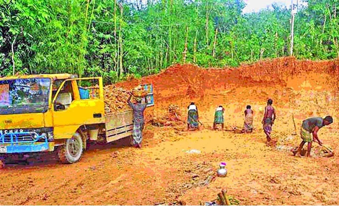 সিলেটে টিলা কাটার অভিযোগে চা বাগানের ম্যানেজারসহ ১১ জনের বি রু দ্ধে মা ম লা