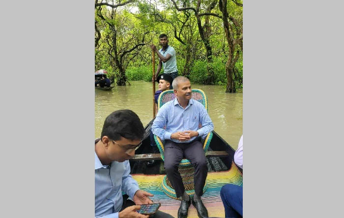 রাতারগুলের রূপে মজলেন আইন উপদেষ্টা, শুনলেন মাঝিদের দরদ মেশানো কণ্ঠে গান