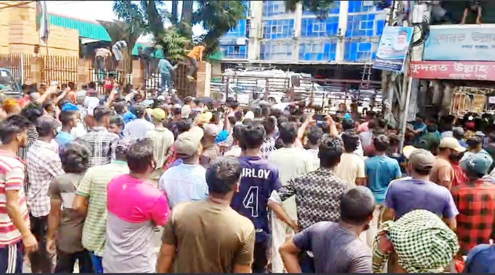 সিলেট মহানগর আ”লীগের সাধারন সম্পাদক অধ্যাপক জাকিরের নির্দেশে রাজপথে শ্রমিকদের আ ন্দো ল ন !
