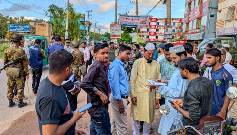 যৌথবাহিনীর অ ভি যা নে ১২ মোটরসাইকেল চালককে জ রি মা না